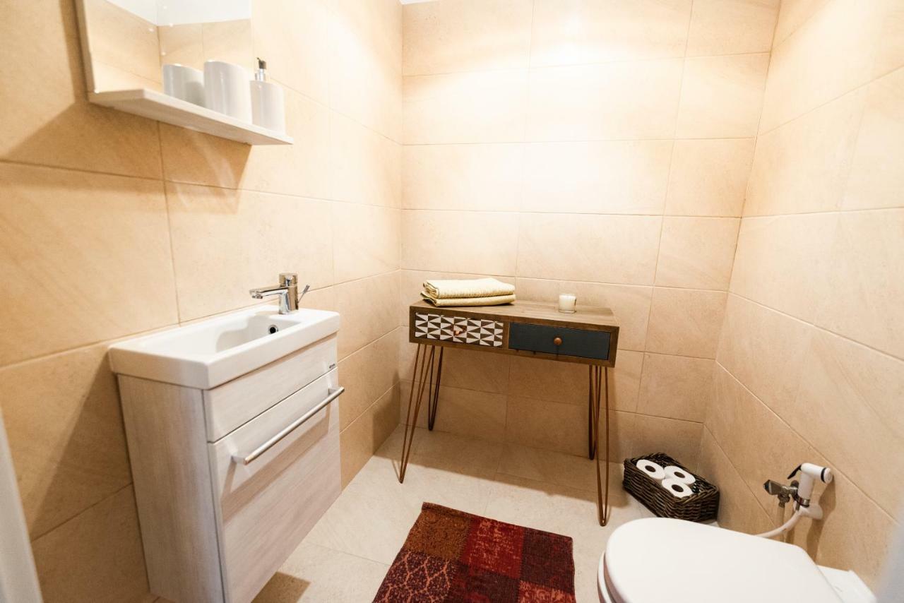Private 5 Star 3 Room Flat And In-Door Pkg Nitra Exteriör bild