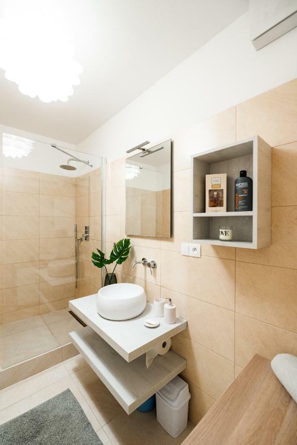 Private 5 Star 3 Room Flat And In-Door Pkg Nitra Exteriör bild