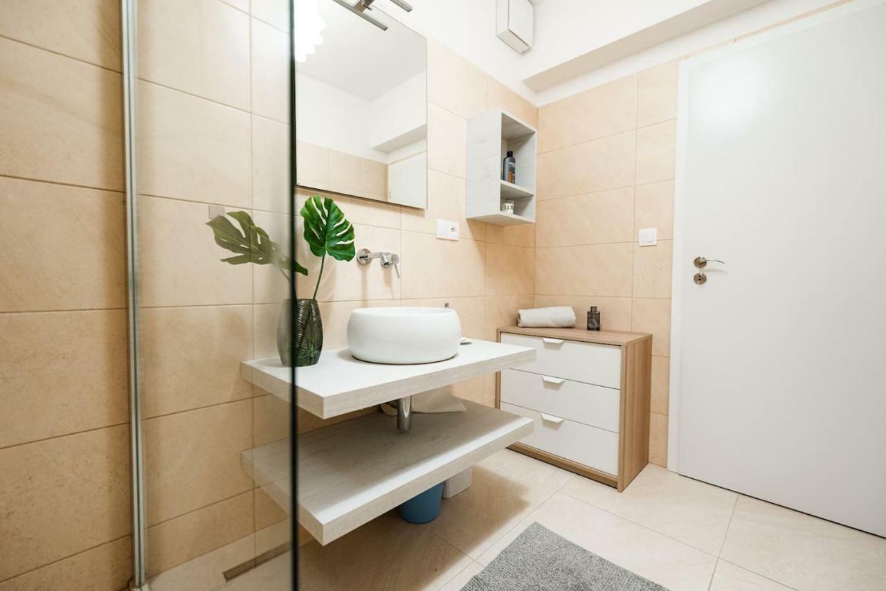Private 5 Star 3 Room Flat And In-Door Pkg Nitra Exteriör bild