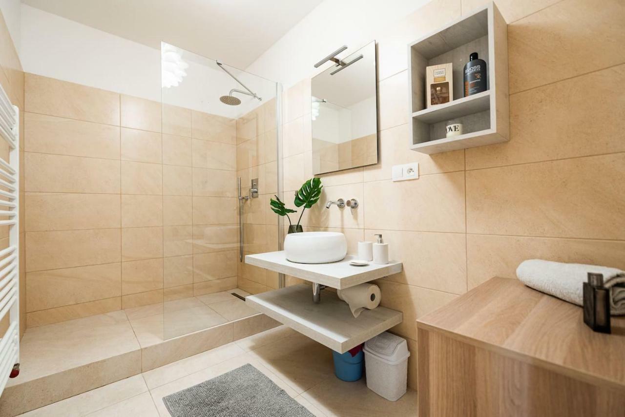 Private 5 Star 3 Room Flat And In-Door Pkg Nitra Exteriör bild