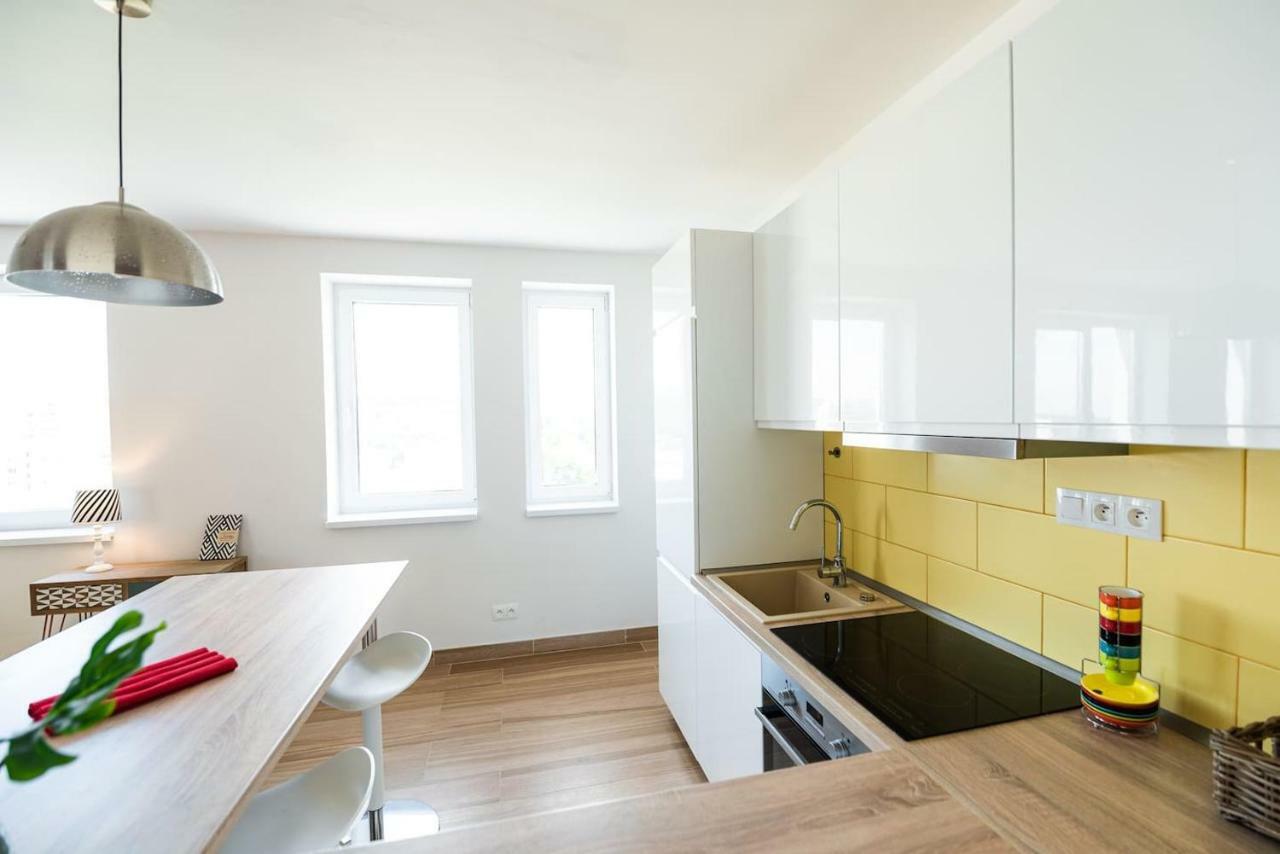 Private 5 Star 3 Room Flat And In-Door Pkg Nitra Exteriör bild